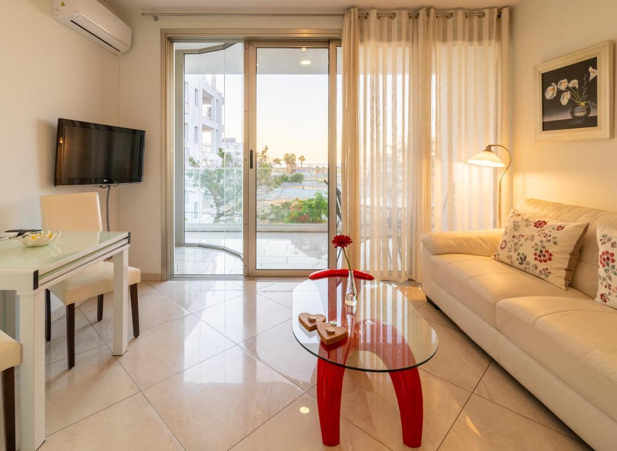 Mesogios House Suites Larnaca Luaran gambar