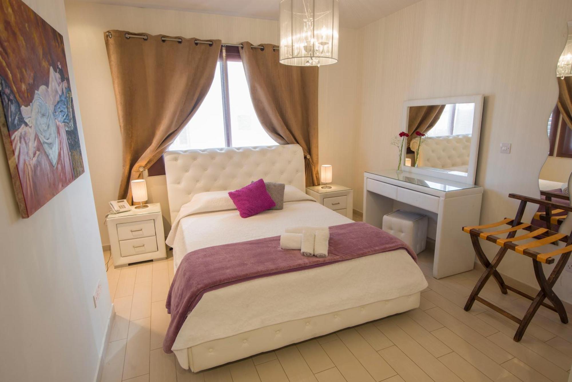 Mesogios House Suites Larnaca Bilik gambar