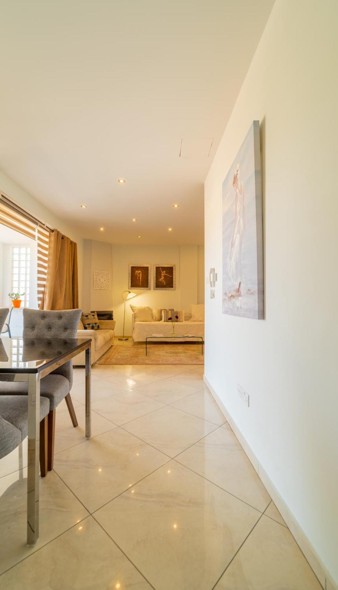 Mesogios House Suites Larnaca Bilik gambar
