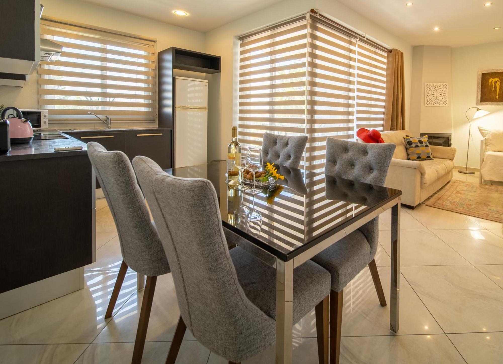 Mesogios House Suites Larnaca Bilik gambar